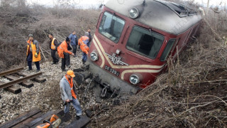 Пуснаха движението по пътя на дерайлиралия влак