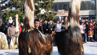 Чужденци с кукерски премени на Великден 