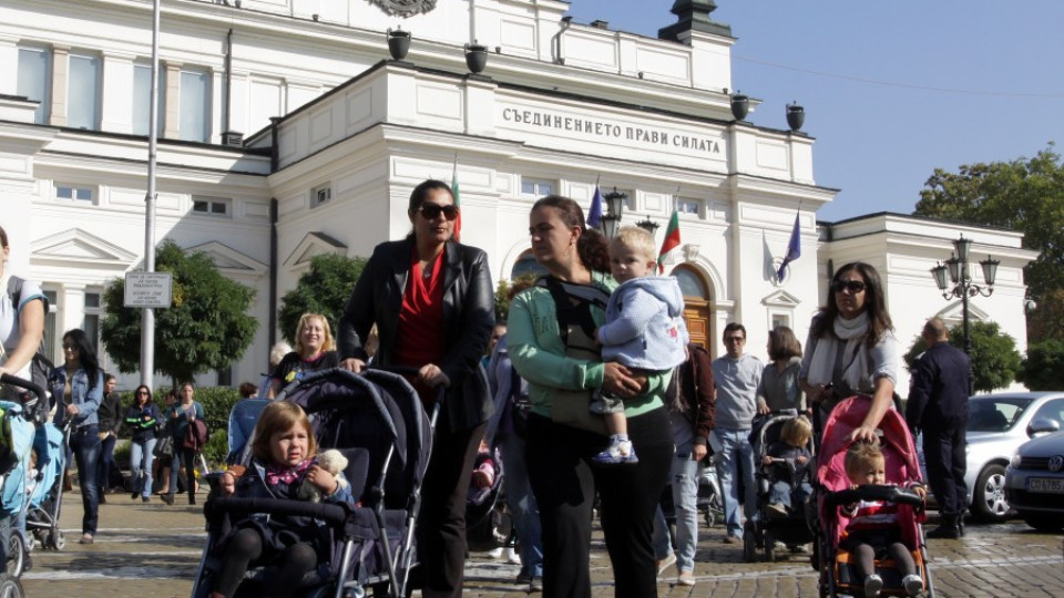 Майки развяват памперси пред парламента | StandartNews.com