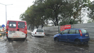 11 улици в Поморие под вода, в Бургас се наводни кметство