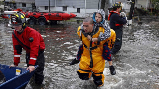 Вода и огън опустошават Ню Йорк