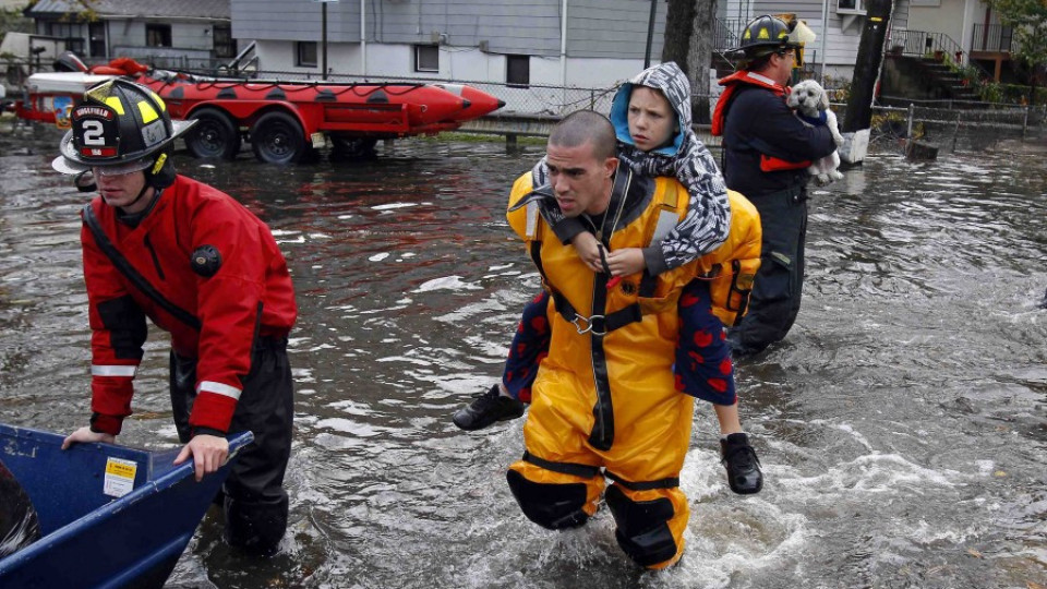 Вода и огън опустошават Ню Йорк | StandartNews.com