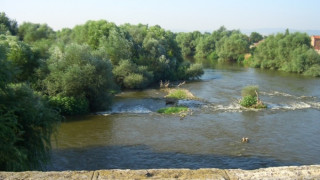 Спасители вадят жена и деца с лодки от остров в Марица