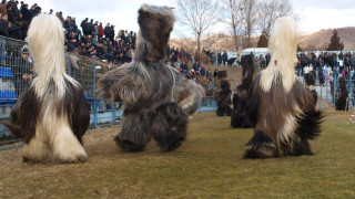 Кукери посрещат с танци чужденци в село Крупник