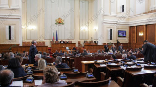 Парламентът ще заседава извънредно във вторник