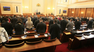 Парламентът с ваучери за деца на загинали полицаи