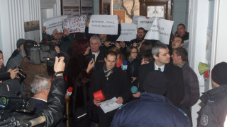 Сблъсък между протестиращи и полиция във Варна