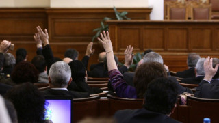 Парламентът обсъжда заем от 1,5 млрд. евро