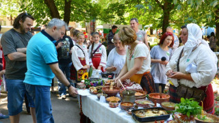 „Бабина душица” събра стотици на площада в Монтана