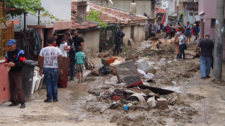 Принудително евакуират хора във Варна 