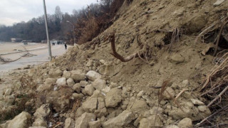 Свлачище затрупа село в Индия