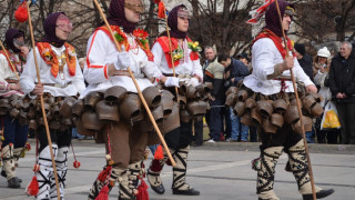 Моми сменят носиите с кукерски кожи