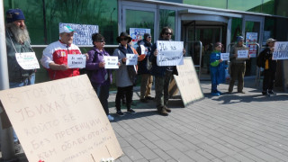 Варненци протестираха като клошари пред Гранд мол