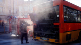 Автобус на градския транспорт пламна във Варна