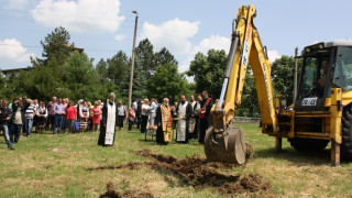 Трейс груп вдига църква в с. Мъдрец    