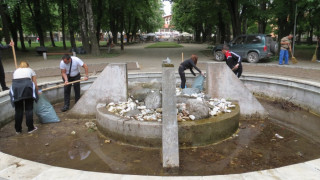 Кметът на Банско и чиновници почистиха парк 