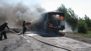 Автобус се запали и изгоря, няма пострадали