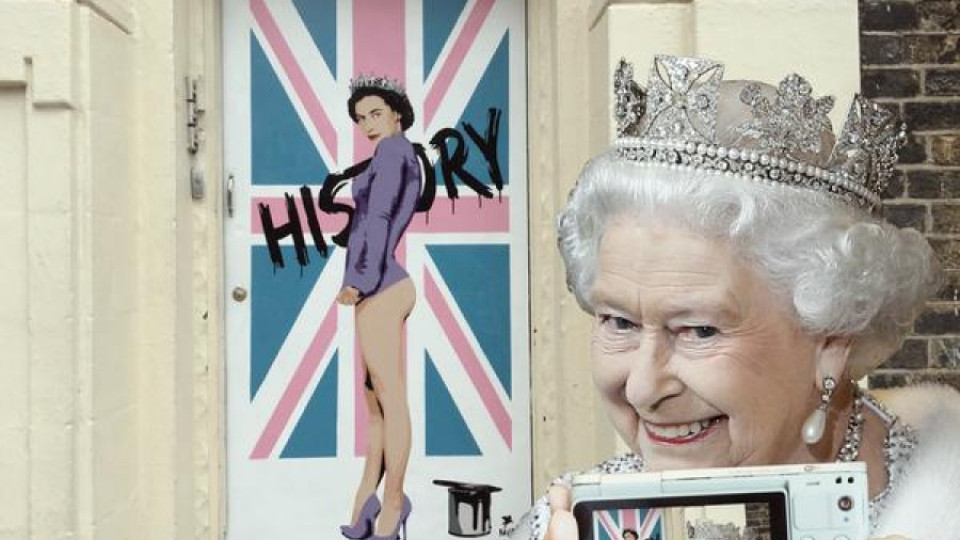 Художник нарисува Елизабет II гола | StandartNews.com