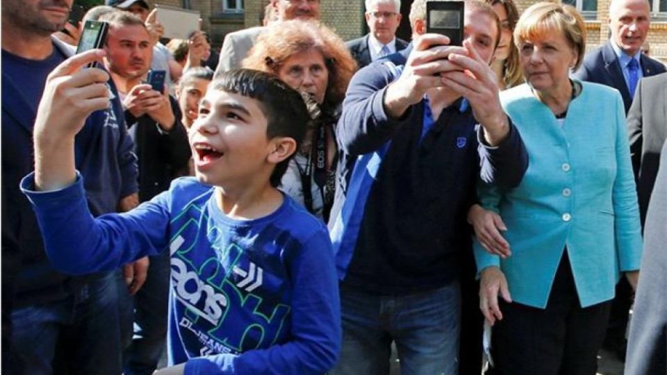 Ангела Меркел си направи селфи с бежанци (СНИМКИ) | StandartNews.com