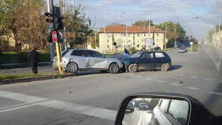 Две коли катастрофираха челно в Плевен