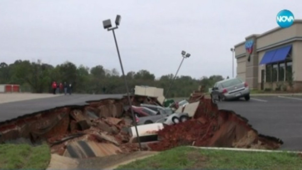 Дупка погълна над 10 коли в Мисисипи | StandartNews.com