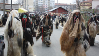 2-годишни деца обличат кукерски кожи в с. Крупник