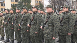 Студенти карат доброволно военна подготовка