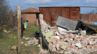 Тир събори къща в село Славотин