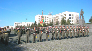 Само 1042 младежи учат за военни, гарантират им 1500 лв. заплата