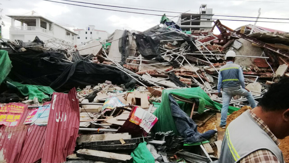 Десетки под рухнала сграда в Камбоджа | StandartNews.com