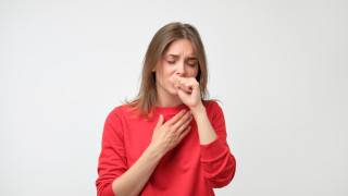 Жена си счупи ребрата с кашлица