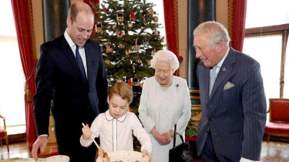 Кралското семейство прави Коледни пудинги | StandartNews.com