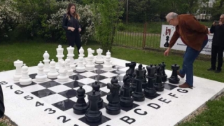 Расисти ли сме, ако играем шах с белите фигури?