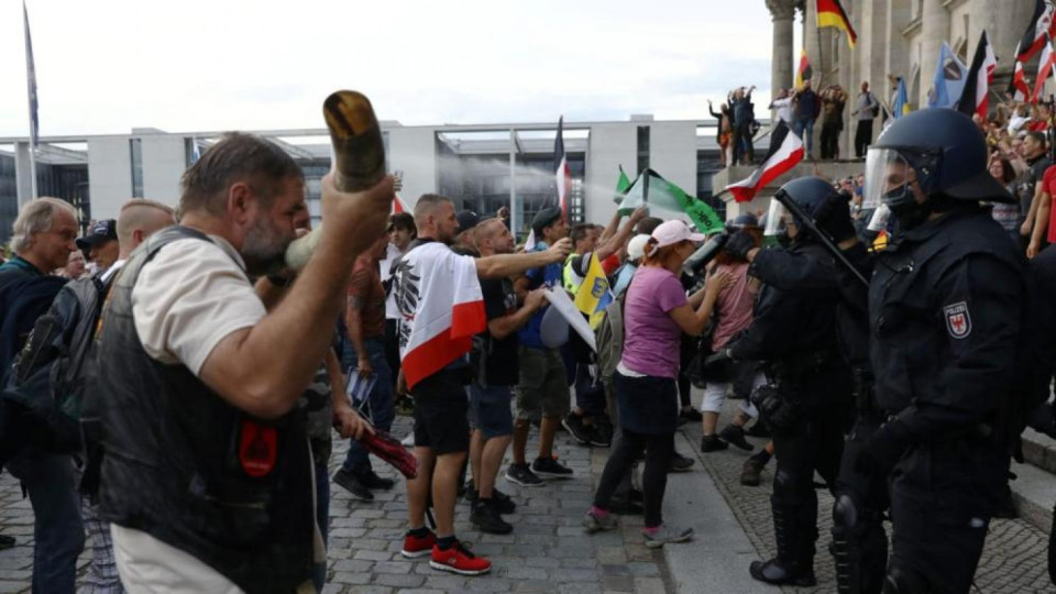 Крайнодесни атакуват Райхстага в протест срещу маските | StandartNews.com