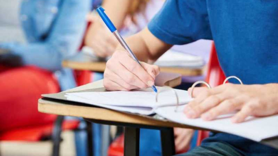 МОН обяви кои ученици няма да се връщат в клас втория срок | StandartNews.com