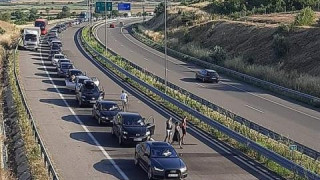 Шокиращо! Кервани с гръцки коли нападат България