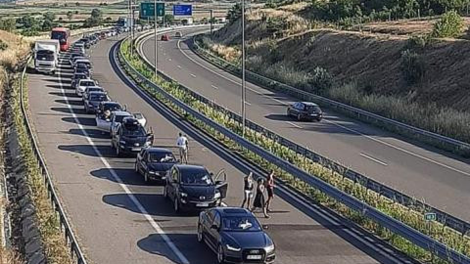 Шокиращо! Кервани с гръцки коли нападат България | StandartNews.com