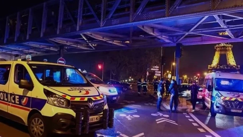 Кошмар в Париж. Радикален ислямист атакува край Айфеловата кула | StandartNews.com
