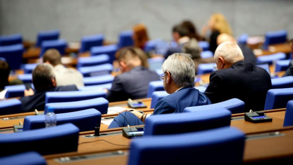 Жега в парламента! Втори опит да гласуват повишените заплати и пенсии