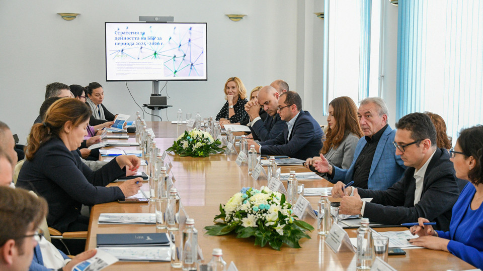 Министър Росен Карадимов представи за обсъждане проекта на стратегия на Българската банка за развитие | StandartNews.com