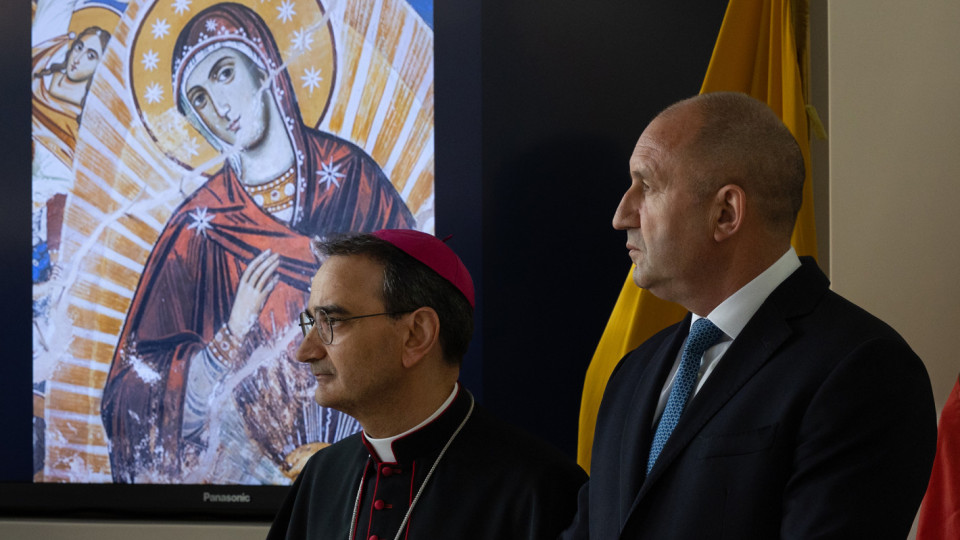 Радев се среща с папа Франциск, българска литургия звучи в Рим | StandartNews.com