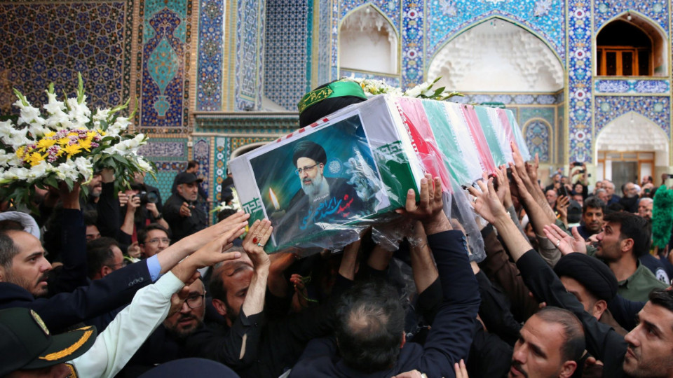 Погребват загиналия Ебрахим Раиси в свещен ирански град | StandartNews.com