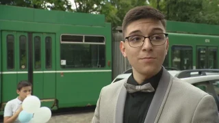 Най-елитната гимназия отиде на бал с трамвай (СНИМКИ)