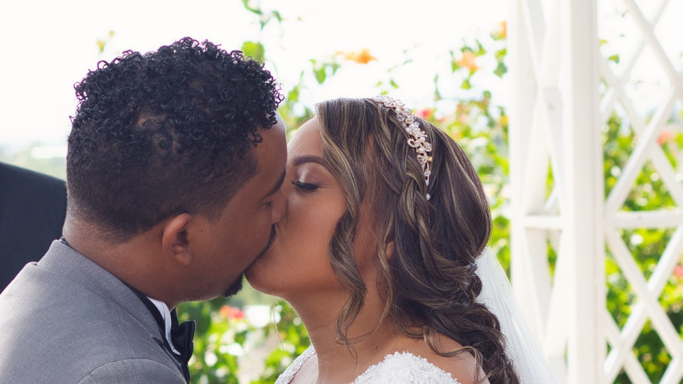 Масов бой заради сватбена целувка. Летят бухалки | StandartNews.com