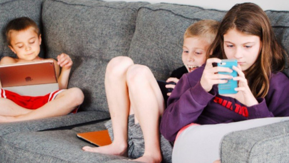 Депутати на Острова искат забрана за смартфоните за деца до 16 г. | StandartNews.com
