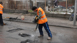 Столичани сами си кърпят дупките на пътя