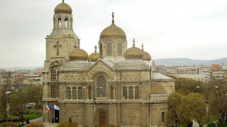 Преобразяват катедралата във Варна, хората ликуват