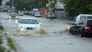 Лудо време! Жега в термометъра, воден ад в половин България (КАРТА)