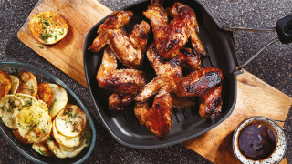Събуди грил майстора в теб: Вкусна рецепта за мариновани пилешки крилца със сотирани картофи