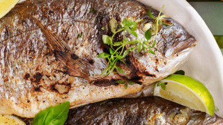 Невероятно вкусна рецепта за риба на грил със сос от лайм, мед и билки